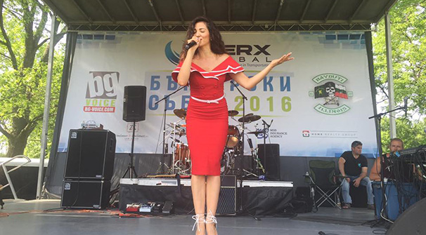 Райна пя пред 4000 на Големия BG събор в Чикаго/ ВИЖ СНИМКИ