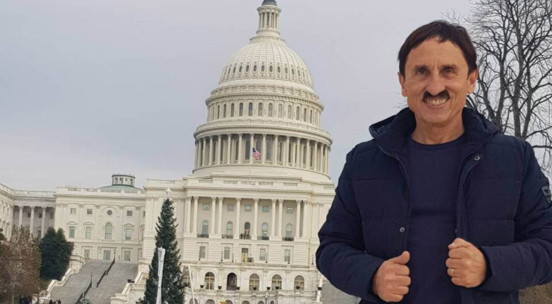 Милко Калайджиев в лапите на бяла мечка