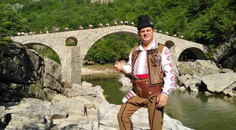 Николай Славеев пее за българите в Испания