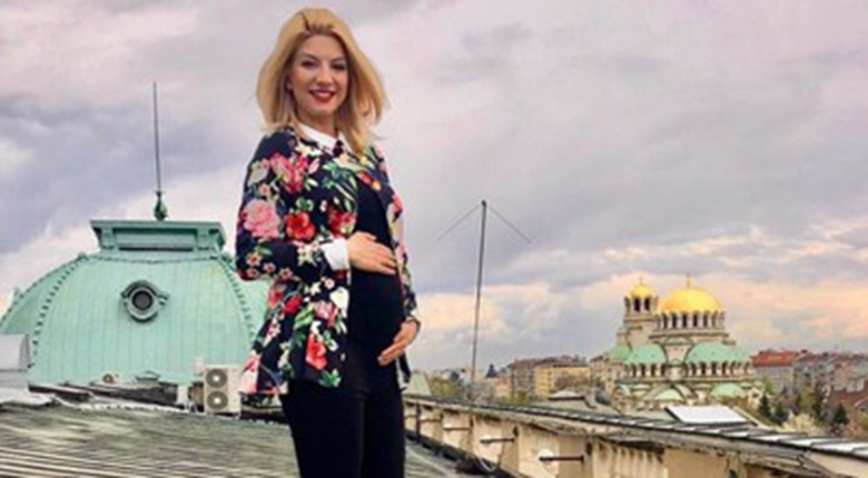 Една от най-лъчезарните певици обяви, че е бременна