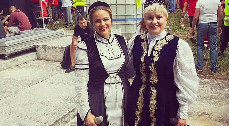 Николина Чакърдъкова с дъщеря си на Пирин Фолк