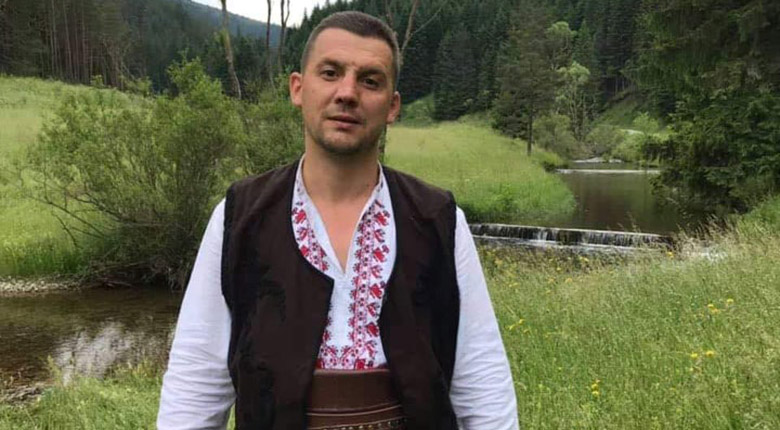 Хамид Имамски с книга за родопския фолклор