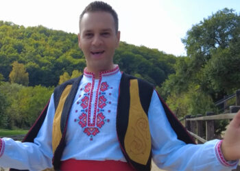 Здравко Мандаджиев възпя прекрасната Лена