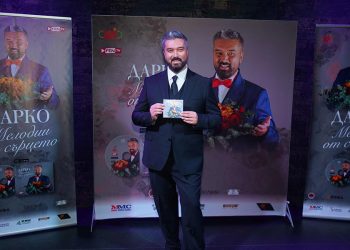 Дарко обедини звезди от различни жанрове, над 500 души го аплодираха, сред тях съпругата му и децата / СНИМКИ