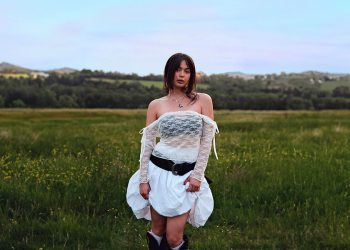 Звезда от X Factor сменя името си, рестартира като Eva Lea - Butterflies / Видео