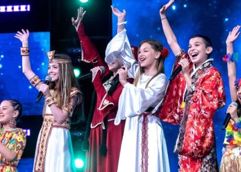Ясно е кои са водещите на новия сезон на „България търси талант“, голяма фолк звезда заема своето място в журито