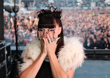 DARA откри концерта на Robbie Williams пред 40 хиляди с неочакван и емоционален избор / СНИМКИ