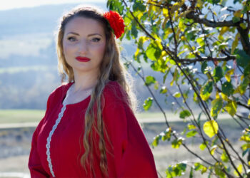 Екатерина Костадинова с нов фолклорен проект - Не плачи, бабо / Видео