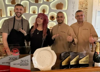 Петя Буюклиева на гръцка вълна преди лятото – вкус на Санторини в София