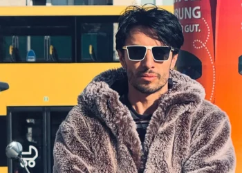 Alek Sandar разтърсва с най-личната си песен и подава ръка на всички, които търсят утеха – „Rest in Peace“