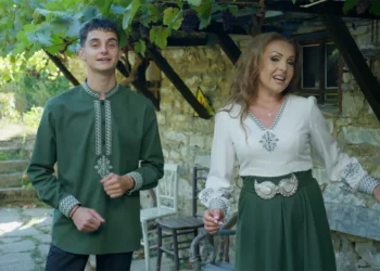 Ана Борисова и Йордан Валентинов вдигат наздравица с „Ракия-магия“ / Видео