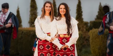 Ива и Велислава Костадинови отново вдъхновени от баба си Гуна Иванова: разпалват хорото с „Йоване, сине“ / Видео | Signal.bg Ива и Велислава Костадинови отново вдъхновени от баба си Гуна Иванова: разпалват хорото с „Йоване, сине“ / Видео