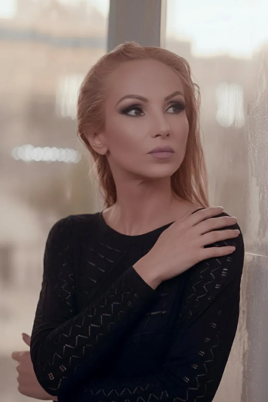 Весела представи дългоотлаганата си песен „Да говорят“ и обяви дует